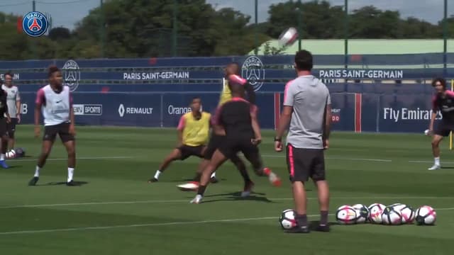 Mbappé tira onda com chapéu sensacional em treino do PSG