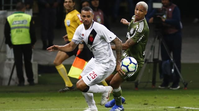 Apesar da derrota do Vasco para o Palmeiras, por 1 a 0, neste domingo, no Allianz Parque, um zagueiro foi o principal jogador do time cruz-maltino. O estreante Leandro Castan se destacou na partida e mostrou que pode ser uma peça importante para o time de São Januário no restante da temporada. Confira as notas do LANCE! (por David Nascimento).