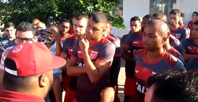 Jogadores do CRB ouvem um dos torcedores protestantes