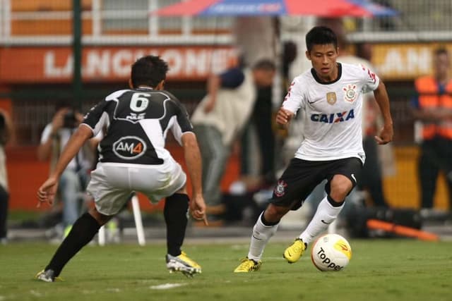 Zizao comemora 31 anos nesta quinta-feira.&nbsp;O chinês chegou ao Corinthians no começo de 2012. Sua contratação serviu tentar para expandir a popularidade do clube na Ásia. Ele atuou em apenas cinco partidas pelo Timão, sem marcar gols. Hoje, joga pelo Guangzhou R&amp;F, de seu país natal. Para comemorar o aniversário de Zizao, o LANCE! listou nomes de jogadores do continente asiático que já atuaram em algum clube brasileiro por algum tempo.