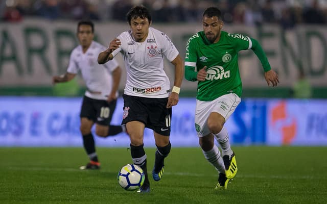 O Corinthians passou muito, mas muito longe, de fazer uma boa partida na Arena Condá. Apesar do desempenho fraco da equipe de Osmar Loss, o volante Douglas e o atacante Romero conseguiram se destacar e foram os melhores do Timão. O meia Jadson, autor do gol da vitória, também merece menção honrosa (notas por Yago Rudá)