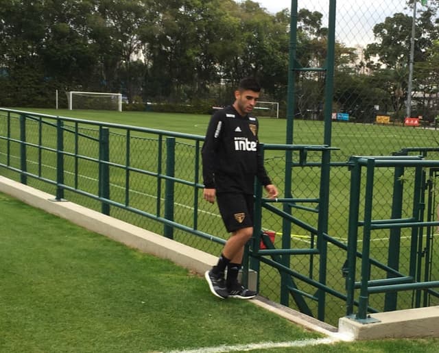 Liziero foi titular no treino de quinta e deixou o campo com cãimbras nas duas pernas