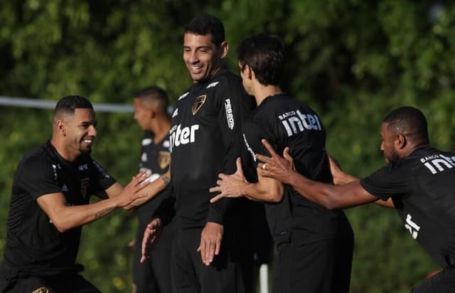 O São Paulo de Diego Souza depende só de si para terminar o turno na liderança