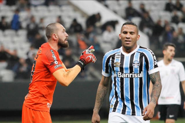 Em Itaquera, o Corinthians perdeu por 1 a 0 para o Grêmio, mas o goleiro Walter evitou um placar mais elástico, sendo o melhor nome corintiano na partida. Confira as notas para os jogadores do Corinthians em derrota&nbsp;(Por Thiago Ferri - thiagobastos@lancenet.com.br)