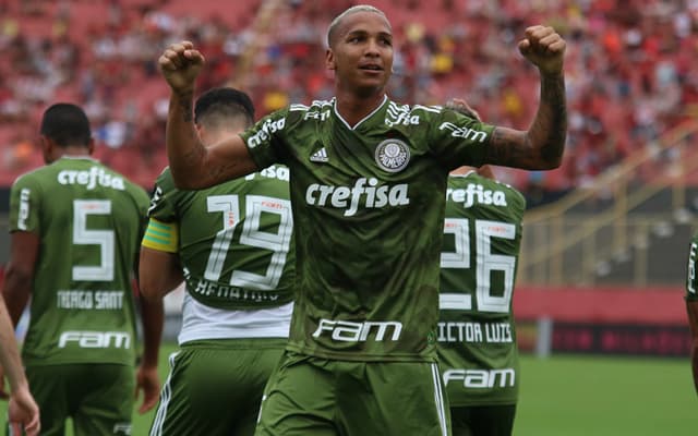 Com grande atuação, o Palmeiras bateu o Vitória por 3 a 0, em Salvador. Dentre os muitos destaques positivos, Dudu e Deyverson foram os principais nomes do Verdão. Confira as notas para os jogadores do Palmeiras na partida&nbsp;(Por Alê Guariglia - superraiox@lancenet.com.br)