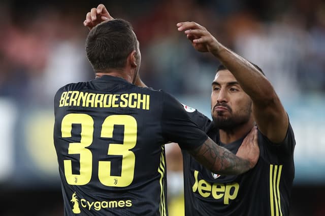 Federico Bernardeschi (camisa 33) salvou a estreia vitoriosa de Cristiano Ronaldo pela Juventus no chorado triunfo por 3 a 2 sobre o Chievo pelo Campeonato Italiano