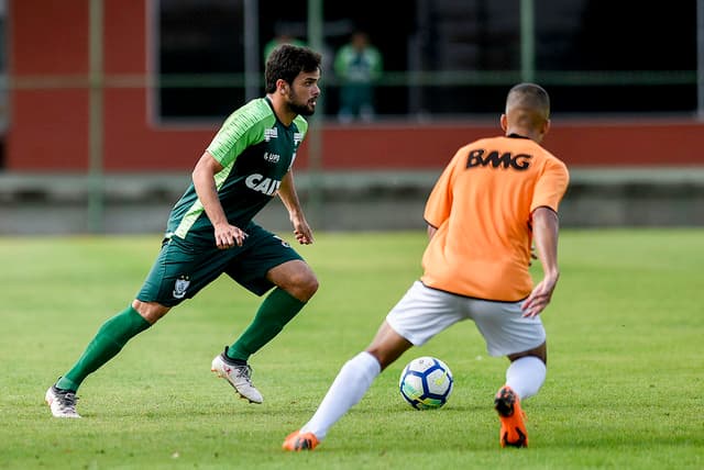 Volta de Norberto pode evitar improviso na lateral-direta do Coelho