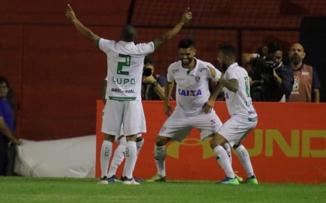 Coelho anotou dois gols no segundo tempo e garantiu a vitória na Ilha do Retiro. Veja a seguir imagens da partida