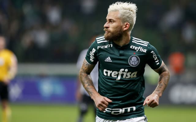 Lucas Lima decidiu para o Palmeiras com dois belos gols na segunda etapa: um pegando chute de primeira após assistência primorosa de Dudu, outro destaque palmeirense, e o segundo em linda cobrança de falta. Confira todas as notas do Verdão na galeria abaixo (Por Alê Guariglia)