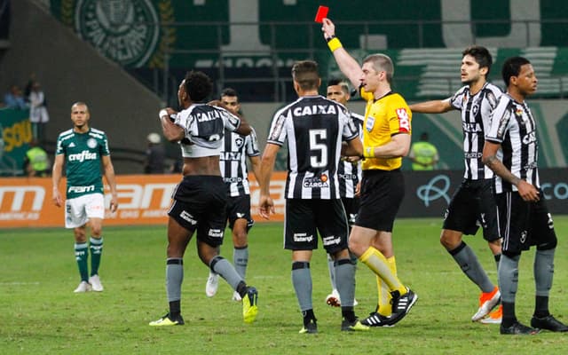 O Botafogo fazia um jogo equilibrado - principalmente na parte defensiva - mas viu o Palmeiras crescer no jogo e marcar duas vezes com Lucas Lima após a expulsão de Moisés. O L! deu as notas dos jogadores alvinegros na partida (Por Felippe Rocha - felipperocha@lancenet.com.br).