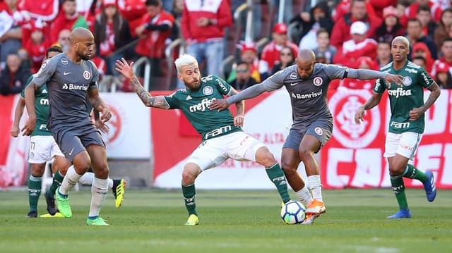 Palmeiras e Inter ficaram no empate no Beira-Rio. Confira a seguir imagens da partida