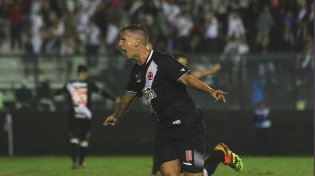 O Vasco venceu a Chapecoense por 3 a 1 na noite deste domingo, em São Januário, pela 21ª rodada do Campeonato Brasileiro. O triunfo foi importante para a equipe cruz-maltina, que se afastou do Z4. O nome da partida foi o argentino Maxi López, que marcou um gol e deu duas assistências para os outros. Confira as avaliações de cada jogador (Notas por Felippe Rocha - felipperocha@lancenet.com.br)