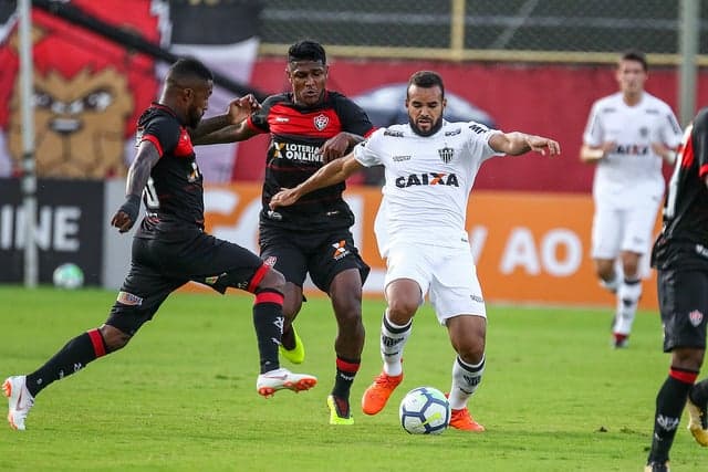 Zé Welison voltou ao time contra o Vitória, mas foi substit