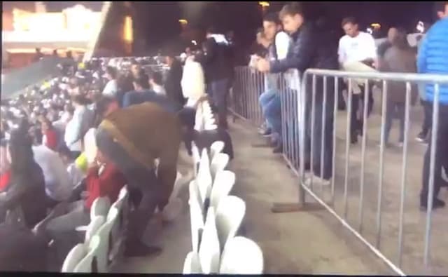 Torcida do Colo-Colo recolhe o lixo na Arena Corinthians