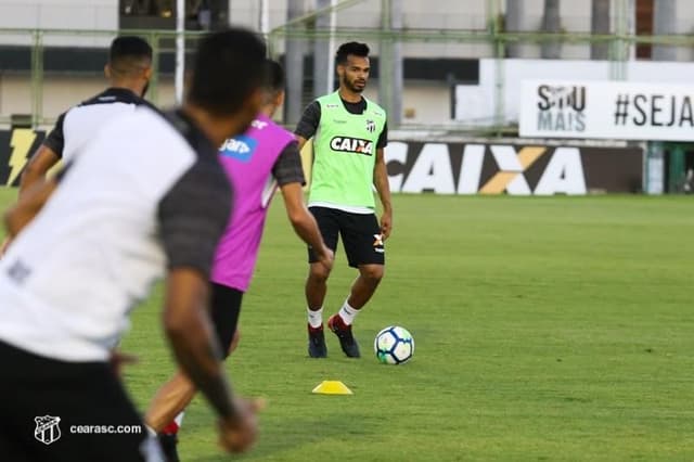 Zagueiro Valdo durante treinamento do Ceará