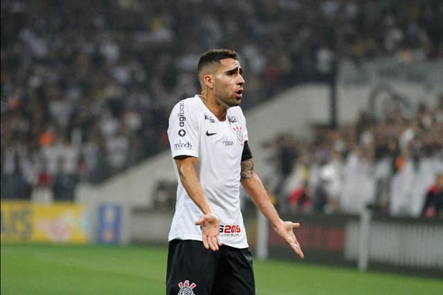 Mais uma vez, o Corinthians teve uma atuação irregular neste Brasileirão. Mesmo após ter saído na frente, com gol de Pedrinho, o time comandado por Osmar Loss não soube se impôr e deixou Itaquera com um empate por 1 a 1. Gabriel e Araos foram os destaques negativos da equipe do Parque São Jorge. Veja as notas para o Corinthians (por Yago Rudá - yago@lancenet.com.br)