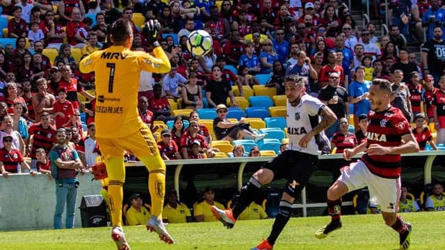 O Flamengo foi surpreendido pelo Ceará na manhã deste domingo, em pleno Maracanã lotado. Os destaques da partida ficam por conta do goleiro do Vozão Éverson e o atacante Leandro Carvalho, autor do gol da vitória. Já o rubro-negro não mostrou inspiração em todos os setores. O destaque negativo fica por conta da avaliação do atacante Marlos Moreno. Confira as notas