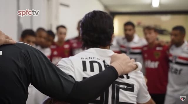 Capitão do São Paulo, Hudson discursa com o restante do elenco antes do time entrar em campo para enfrentar o Fluminense