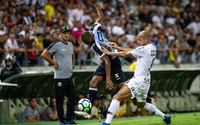 Em uma noite muito ruim do Corinthians, com erros em todos os setores, Roger marcou o gol da equipe na derrota por 2 a 1 e recebeu a maior nota. Veja todas as notas abaixo (por Guilherme Amaro):&nbsp;