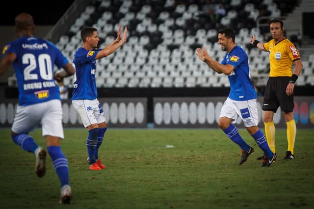 Thiago e Edílson deixaram o campo com proteções nas coxas e preocupam o Cruzeiro