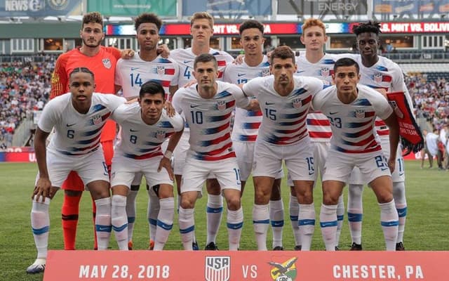 Seleção Americana, que ficou fora da última Copa do Mundo, enfrenta a Seleção Brasileira nesta sexta-feira, às 21h, no MetLife Stadium, em Nova Jersey (EUA). Para este confronto, o Soccer Team não conta com seu principal jogador, Pulisic, e também não conta com um de seus maiores ídolos, Clint Dempsey, que se aposentou na última semana.