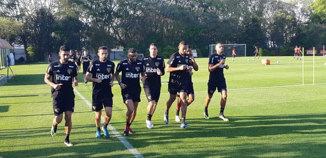 Jogadores que enfrentaram o Atlético-MG, na última quarta, correram em volta do campo