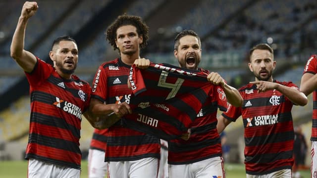 Após três jogos, o Flamengo voltou a vencer no Brasileirão. Na noite deste sábado, a equipe rubro-negra recebeu a Chapecoense no Maracanã e bateu os catarinenses por 2 a 0. Renê, que acertou um belo chute de direita para abrir o placar, e Diego, que sacramentou a vitória cobrando pênalti, foram os destaques do time comandado por Maurício Barbieri e levaram as maiores notas. Confira as avaliações do LANCE! (Notas por Vinicius Britto)