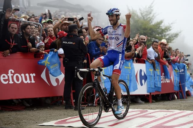 O francês Thibau Pinot entrou de vez na briga pelo título da Volta da Espanha 2018. Neste domingo, o ciclista da FDJ ganhou uma das mais duras etapas, Ribera do Alto - Covadonga (178,2km), com 5h01m49s, colocando 30s de frente para o líder Simon Yates, que chegou em terceiro. Com isso, diminuiu a diferença para o britânico da Mitchelton para 2m10s, entrando pela primeira vez no top 10, assumindo a sétima colocação geral. Confira belas imagens da Volta!