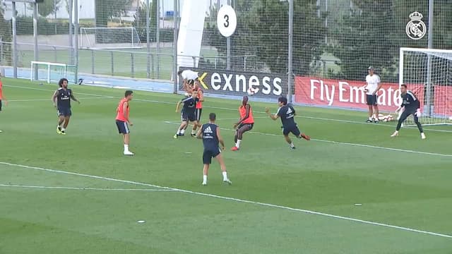 Vinícius Jr marca gol de meia-bicicleta em treino do Real