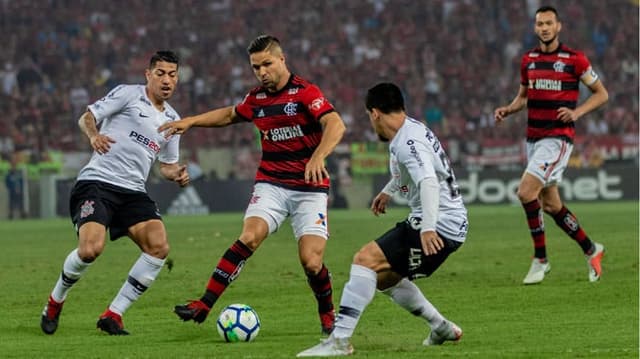 O Flamengo até pressionou, mas não conseguiu encontrar o gol no primeiro duelo da semifinal da Copa do Brasil. Melhor para a estratégia do Corinthians, que veio ao Maracanã para manter o placar zerado. Diego e Réver receberam as maiores notas, e Vitinho e Uribe não conseguiram protagonismo no ataque. Confira, na sequência, as notas do LANCE! (Por Alexandre Araújo -&nbsp;alexandrearaujo@lancenet.com.br)