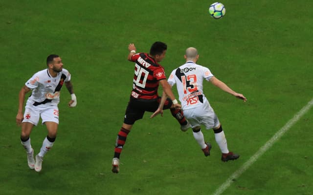 Leandro Castan no retorno ao Vasco no empate com o Flamengo, no último sábado. Veja a seguir a galeria especial do L!