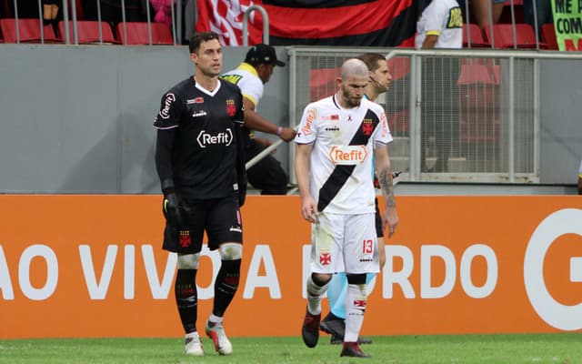 Choque: após uma boa atuação no primeiro tempo, saindo para o intervalo com uma vitória por 1 a 0, o Vasco não soube aproveitar a expulsão de Diego, do Flamengo, e viu o rival empatar a partida na etapa complementar. O L! deu as notas para a atuação dos jogadores do Cruz-Maltino (Por Sergio Santana - sergiosantana@lancenet.com.br)