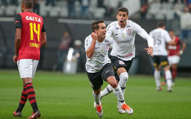 Em jogo complicado, que o time não jogava bem, Jadson assumiu o protagonismo, empatou a partida com um golaço e se destacou na virada ao lado do lateral-esquerdo Danilo Avelar, os destaques da vitória por 2 a 1 sobre o Sport. Veja as atuações a seguir. (Por Alexandre Guariglia)