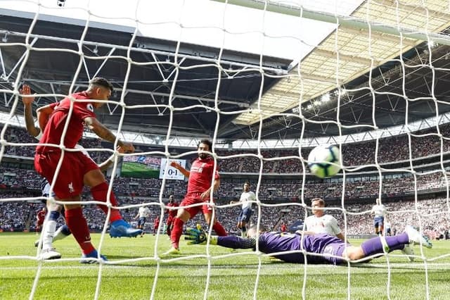 O brasileiro Roberto Firmino fez um gol na vitória do Liverpool sobre o Tottenham, por 2 a 1, em Wembley. O atacante ainda foi parar no hospital após levar uma dedada no olho durante a partida.<br><br>Veja a seguir outros brasileiros que se destacaram no futebol europeu neste fim de semana!