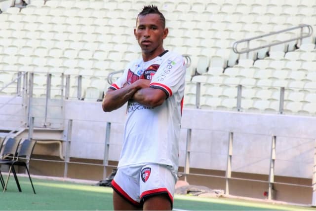 Ciel celebra primeiro gol pelo Caucaia