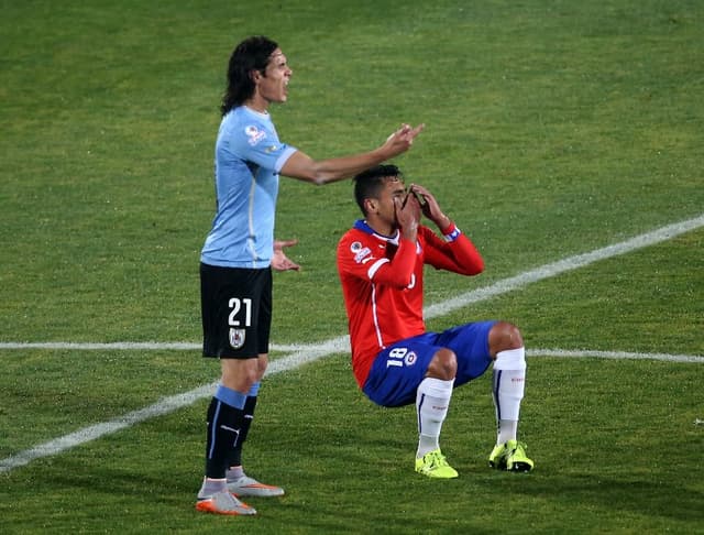 Cavani (Uruguai) sendo expulso depois de levar dedada do Jara, zagueiro do Chile