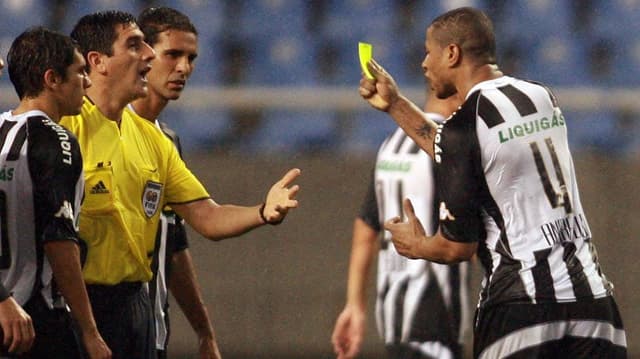 André Luis, do Botafogo, x Estudiantes em 2008 - arranca o cartão da mão do juiz