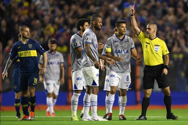 A derrota do Cruzeiro para o Boca Juniors por 2 a 0 ficou marcada pela atitude incompreensível do árbitro Eber Aquino ao expulsar Dedé por uma cabeçada involuntária no goleiro Andrada. Mesmo com o VAR, o juiz paraguaio errou feio. O LANCE! separou alguns dos erros mais grotescos e marcantes na história do futebol. Confira a seguir...