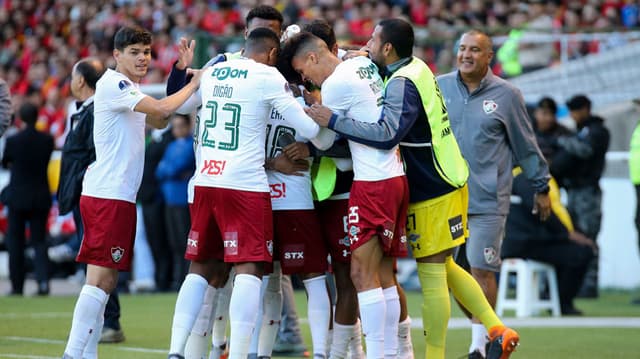 O Fluminense superou a altitude e venceu o Deportivo Cuenca na noite desta quinta-feira, em Quito. Com gols de Everaldo e Luciano, o Tricolor encaminhou a classificação às quartas de final da Sul-Americana. Além deles, Ayrton Lucas e&nbsp; goleiro Júlio César também receberam uma boa nota. Confira, a seguir, as avaliações do LANCE! (Por&nbsp;luizasa@lancenet.com.br)