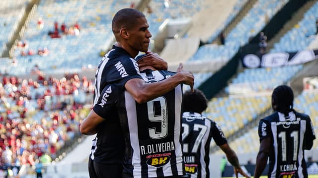 O Atlético tentou, mas não conseguiu evitar a derrota pra o Flamengo, no Maracanã. A equipe mineira levou um gol de William Arão com 1 minuto de jogo, chegou ao empate com Leo Silva, mas tomou o segundo gol, feito por Lucas Paquetá, na etapa final.&nbsp;Confira as notas e as atuações dos jogadores do Galo - (Por Felipe Sbardella)