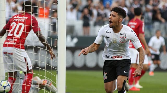 Douglas foi o autor do gol que deu o empate ao Corinthians em 1 a 1 com o Internacional em São Paulo. O Meia não teve muito destaque, mas foi um dos melhores do Timão na partida. Confira as notas do LANCE! (por Ana Canhedo)