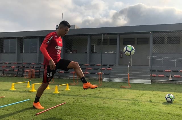 Uribe em ação em treino do Flamengo