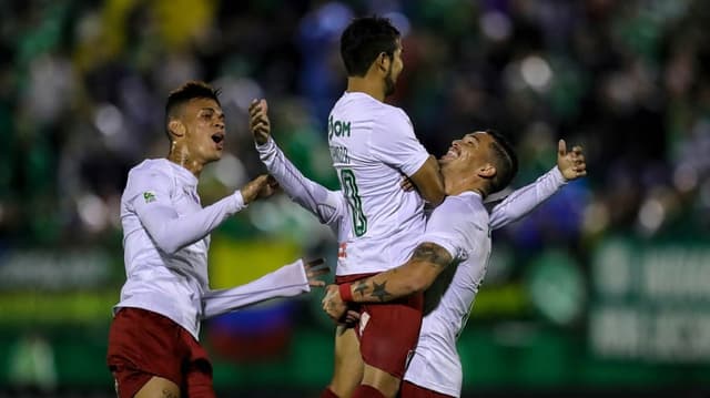 O Fluminense conseguiu na noite desta segunda-feira vencer pela primeira vez a Chapecoense na Arena Condá. O triunfo por 2 a 1, em duelo válido pela 26ª rodada do Brasileiro, teve&nbsp;Everaldo e Sornoza como destaques. Além deles, Luciano também recebeu uma boa nota. Confira, a seguir, as avaliações do LANCE! (Por Sergio Santana -&nbsp;sergiosantana@lancenet.com.br).