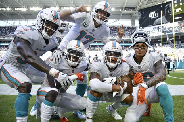 Ataque do Miami Dolphins comemora touchdown