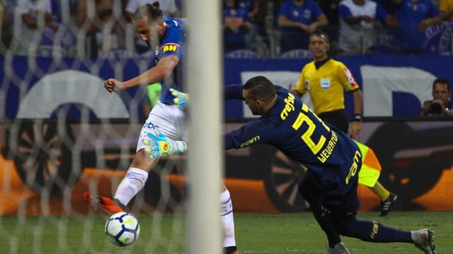 O Palmeiras empatou diante do Cruzeiro por 1 a 1, no Mineirão, e, como perdeu a ida por 1 a 0, em casa, acabou eliminado nas semifinais da Copa do Brasil. O gol que definiu a vaga aos mineiros foi de Barcos, aproveitando Antônio Carlos desligado e saída lenta do goleiro Weverton. Já Felipe Melo fez o gol do Verdão, comandou o time no melhor momento e foi o destaque positivo da equipe de Luiz Felipe Scolari (por William Correia)