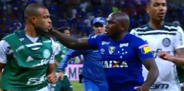 PÓS-JOGO - A CBF divulgou a súmula do árbitro Wagner do Nascimento Magalhães, do quadro da Fifa e da Federação de Futebol do Estado do Rio de Janeiro, do empate por 1 a 1 entre Cruzeiro e Palmeiras, nessa quarta-feira, que classificou a equipe de Belo Horizonte para a final da Copa do Brasil. E o destaque fica para o detalhamento da confusão ocorrida depois do apito final.<br>