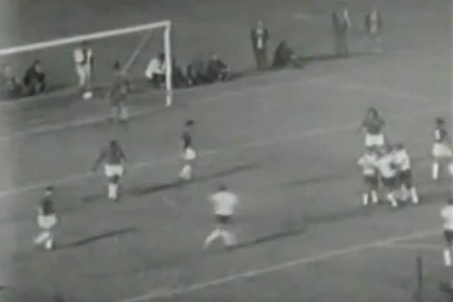 No primeiro Brasileirão da história, em 1971, pela 2ª fase do torneio, o Cruzeiro venceu em casa por 1 a 0, mas o TImão ganhou no Pacaembu por 2 a 0. As duas equipes, porém, ficaram de fora do triangular final<br>