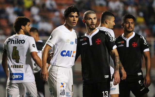 O Vasco conseguiu um resultado importante no Campeonato Brasileiro. Em duelo remarcado, o Cruz-Maltino arrancou o empate com o Santos nesta quinta-feira, no Pacaembu. A defesa foi um dos pontos positivos durante o 1 a 1. Por outro lado, os volantes não tiveram uma noite inspirada. Confira, na sequência, as notas do L! (Por João Mércio Gomes -&nbsp;jmercio@lancenet.com.br)