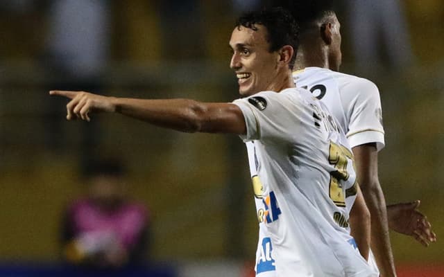 Diego Pituca já vinha sendo um dos melhores em campo quando abriu o placar em lance de oportunismo, com ajuda de Rodrygo e Carlos Sánchez, no entanto os companheiros não mantiveram o nível e o Peixe cedeu o empate. Veja as atuações a seguir: (Por Alê Guariglia)