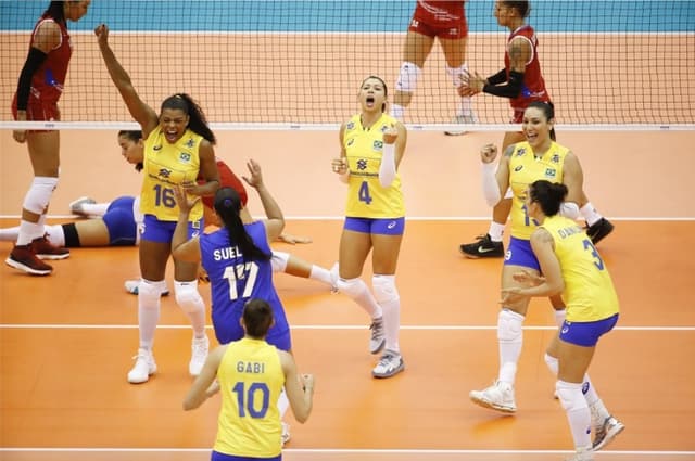 Brasil comemora ponto contra Porto Rico na vitória por 3 a 0 pela estreia da equipe no Mundial de vôlei feminino